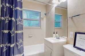 Hair dryer, towels - Game Day Retreat | Cozy | Quick Walk 0.4m to AT&T (Arlington)