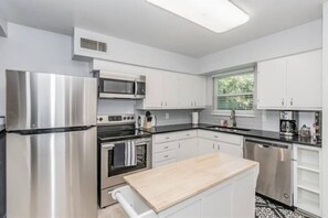 Kjøleskap, mikrobølgeovn, ovn og kokeplater