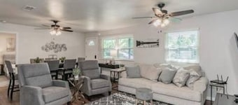 Game Day Retreat | Cozy | Quick Walk 0.4m to AT&T