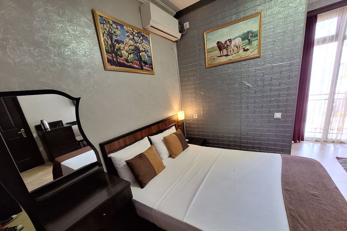 In-room safe, soundproofing, iron/ironing board, free WiFi