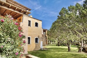 Property grounds - Two-room apartment 60 sqm. The appartment consists of a double bedroom, living room with sofa bed and separate kitchenette, bathroom.The flats can be on the first floor with veranda with sea view or garden view, or on the ground floor with veranda and ga (Porto Cervo/Liscia di Vacca)