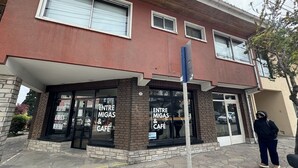 A building with a storefront labeled "ENTRE MIGAS & CAFE". - ROLANDO BEDS Bariloche (San Carlos de Bariloche)