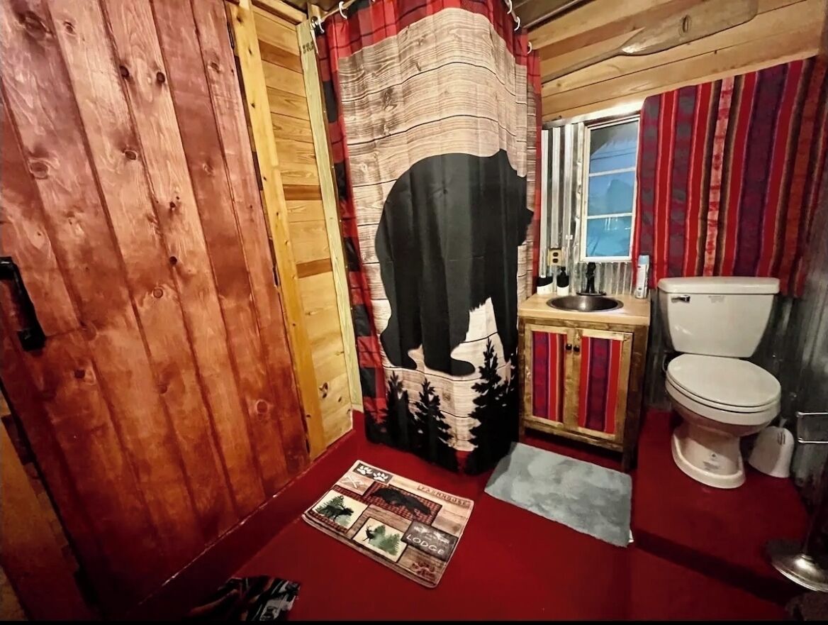Hiustenkuivaaja, pyyhkeet, saippua, sampoo