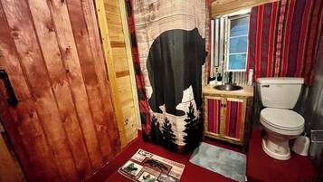 Sèche-cheveux, serviettes fournies, savon, shampoing