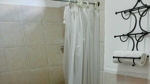 Economy Single Room, 1 Bedroom | Bathroom - HOTEL DON UDOS BED & BREAKFAST (Copan Ruinas)