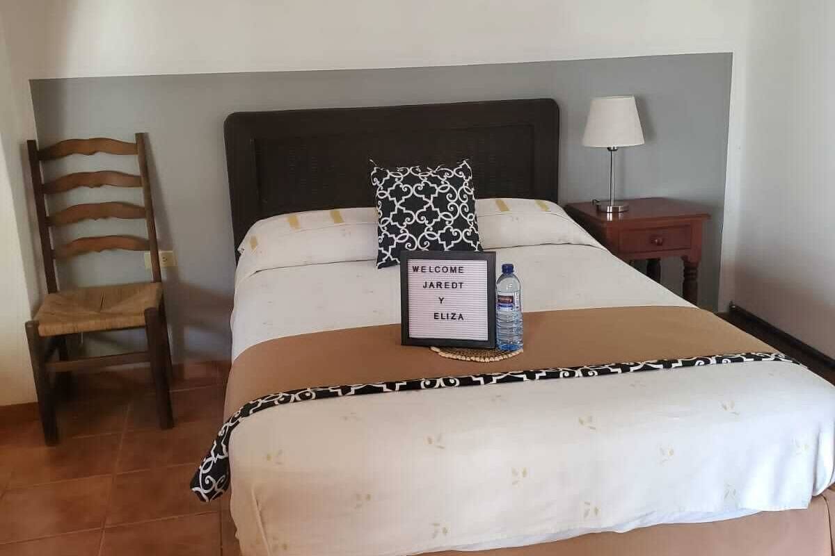 Quarto solteiro econômico, 1 quarto | Roupas de cama premium, edredons de pluma, camas Tempur-Pedic