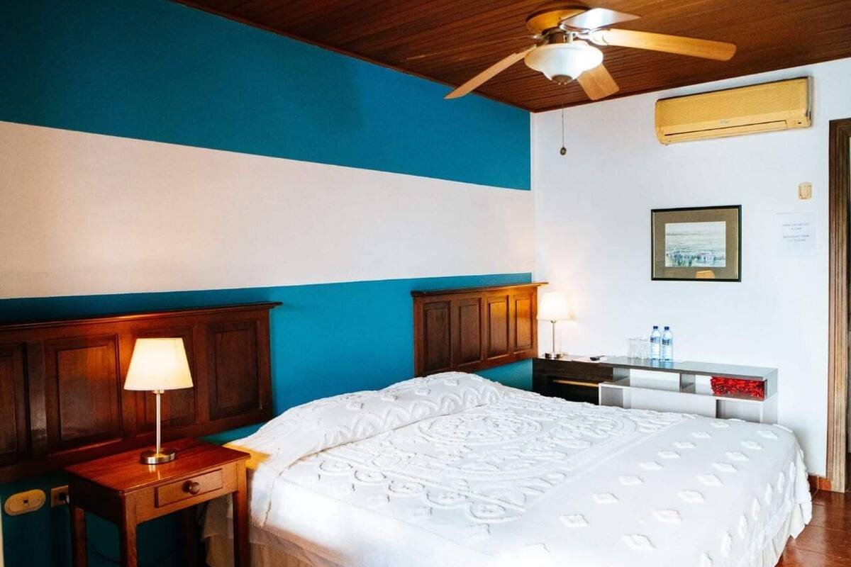 Quarto casal econômico, 1 quarto | Roupas de cama premium, edredons de pluma, camas Tempur-Pedic