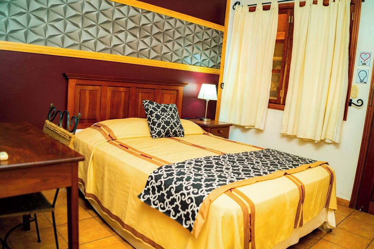 Quarto solteiro econômico, 1 quarto | Roupas de cama premium, edredons de pluma, camas Tempur-Pedic