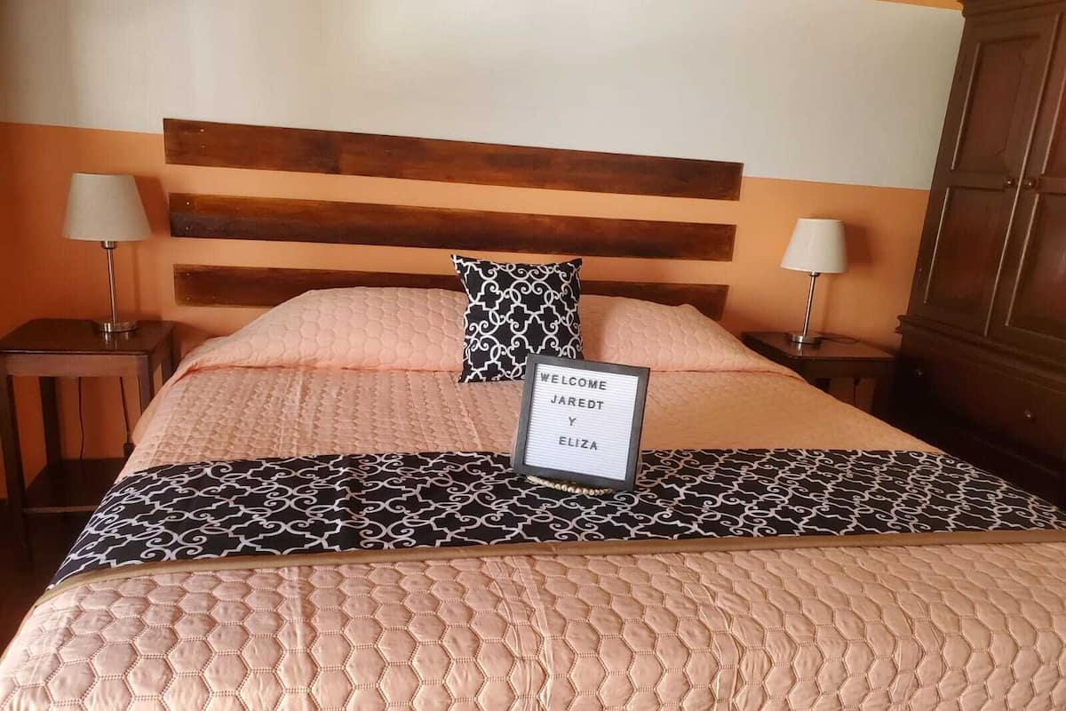Quarto solteiro econômico, 1 quarto | Roupas de cama premium, edredons de pluma, camas Tempur-Pedic