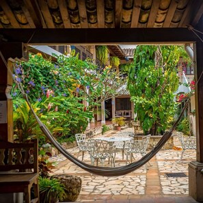 En 14-tommers Flatskjerm-TV med kabel-kanaler samt oppvarmet gulv