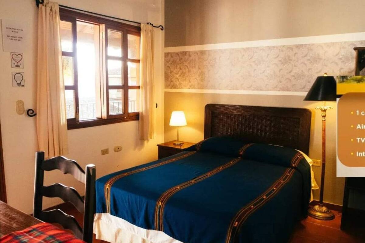Quarto solteiro econômico, 1 quarto | Roupas de cama premium, edredons de pluma, camas Tempur-Pedic