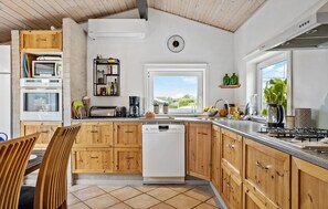 Kjøleskap, ovn, kokeplater og oppvaskmaskin