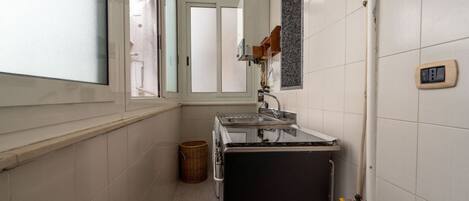 Kylskåp, ugn, spishäll och grytor/köksredskap