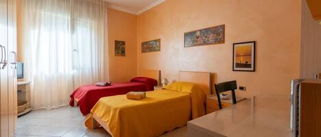 2 habitaciones, tabla de planchar con plancha, internet y ropa de cama