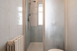 Dusche, Haartrockner, Bidet, Handtücher