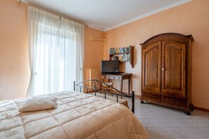 2 bedrooms, iron/ironing board, internet, bed sheets