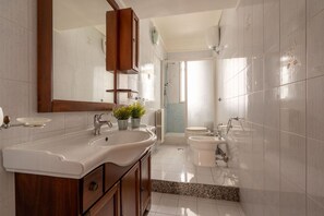 Douche, sèche-cheveux, bidet, serviettes fournies