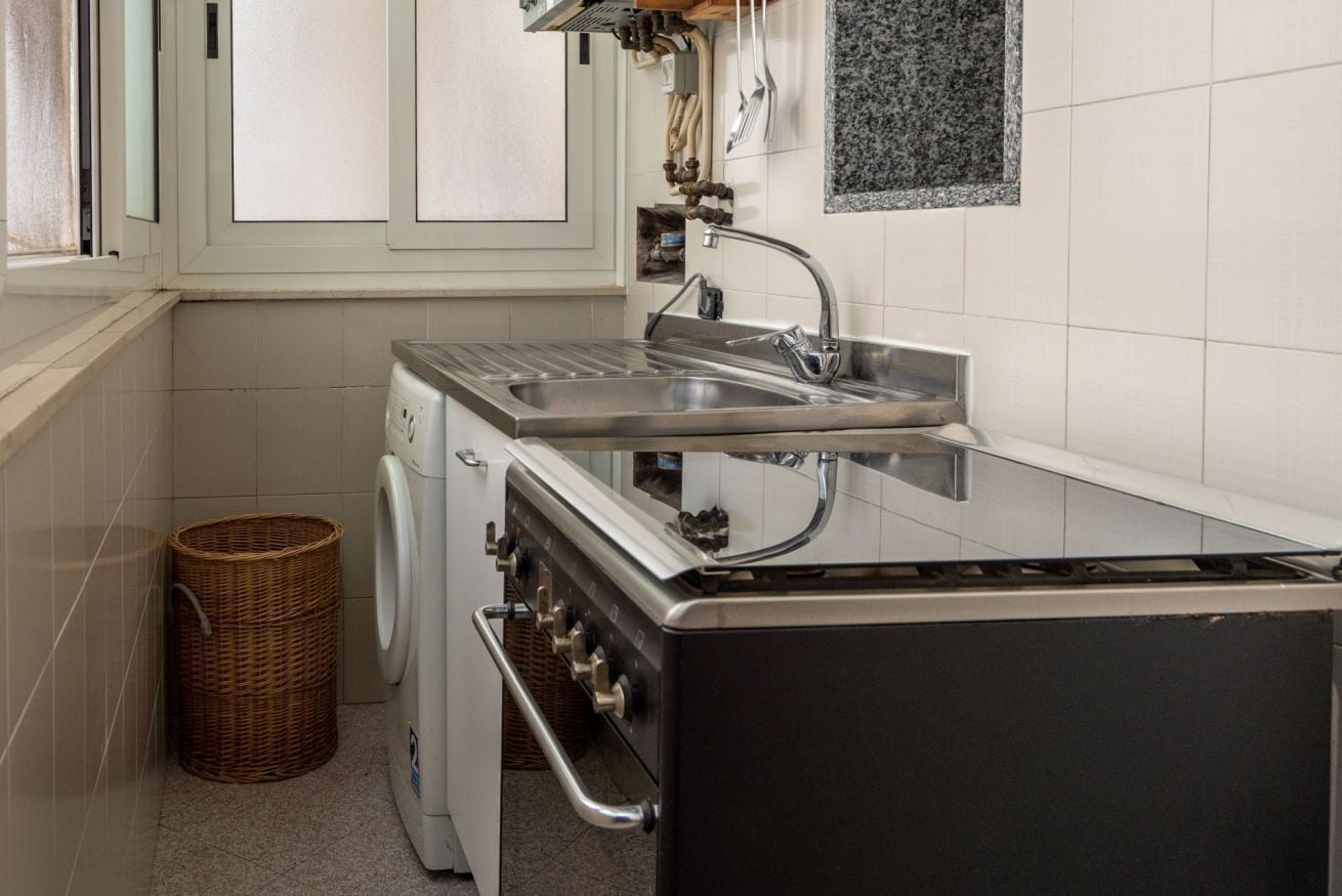 Fridge, oven, stovetop, cookware/dishes/utensils