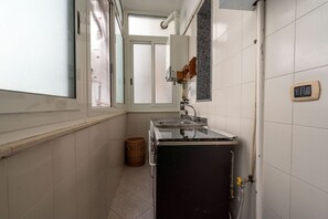 Refrigerador, horno, parrilla de estufa y utensilios de cocina 