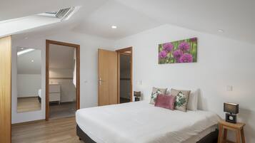 1 habitación, tabla de planchar con plancha, cuna de viaje y wifi
