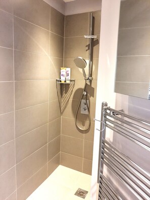 Dusche, Handtücher, Seife, Shampoo