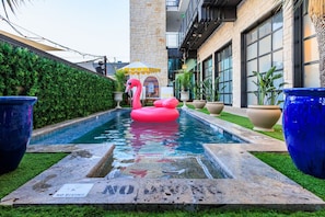 A heated pool - 10BR/26 Bed - Pool, Roofdeck, Garden Bars, Walk To Everything!! (Austin)
