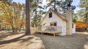 A single-story house with a porch, surrounded by trees. - Sugarloaf Vacation Rental ~ 7 Mi to Big Bear Lake! (Sugarloaf)