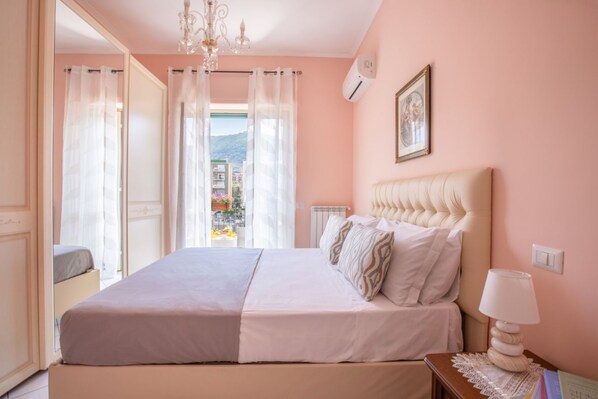 2 bedrooms, iron/ironing board, travel crib, WiFi (free) - City Home in Sorrento with Balcony and view (Sorrento)