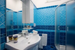 Dusche, umweltfreundliche Kosmetikartikel, Haartrockner, Bidet