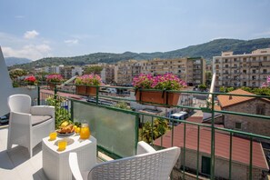 Property grounds - City Home in Sorrento with Balcony and view (Sorrento)