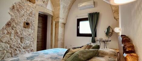 1 habitación, tabla de planchar con plancha y cuna de viaje