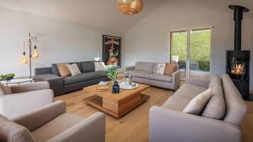 TV, fireplace, foosball, stereo