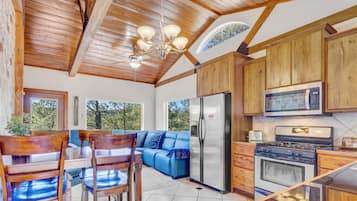 Køleskab, mikrobølgeovn, ovn, kogeplade