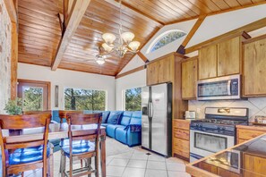 Fridge, microwave, oven, stovetop - A playful cabin nestled above the tall pines (Ruidoso)