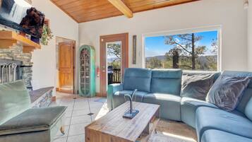 TV connectée, cheminée, jeux vidéo