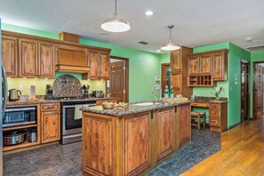 Fridge, microwave, oven, stovetop - Summer Fun! Htd Pool, Game Room, Pickleball, 18ppl (Bradenton)