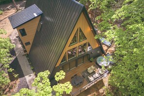 Outdoor dining - Modern Aframe with River Views, Sauna, Hot Tub (Fennville)