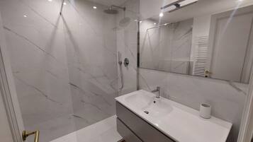 Dusche, Haartrockner, Bidet, Handtücher