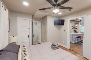 4 bedrooms, desk, iron/ironing board, free WiFi