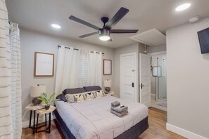 4 bedrooms, desk, iron/ironing board, free WiFi - Modern Stay | 10 Min Walk From AT&T Stadium (Arlington)
