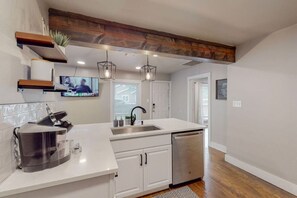 Fridge, microwave, oven, stovetop - Modern Stay | 10 Min Walk From AT&T Stadium (Arlington)
