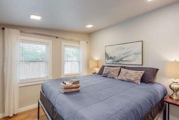 4 bedrooms, desk, iron/ironing board, free WiFi