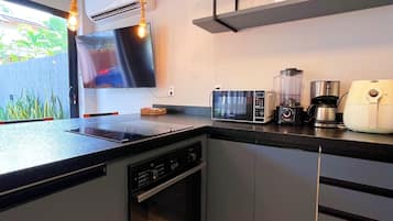 Casa superluxo, piscina particular | Cozinha privada | Geladeira, micro-ondas, cooktop, torradeira