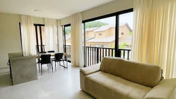 Casa superior, piscina particular | Sala de estar
