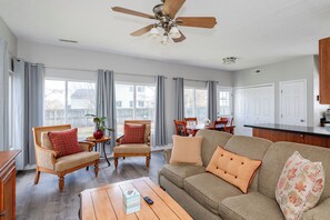 Smart-TV, bøker og kontorer