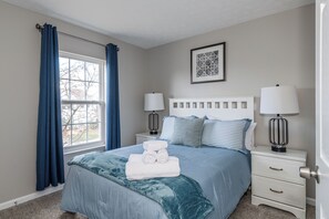 4 soverom, skrivebord, strykejern/-brett og reiseseng for barn