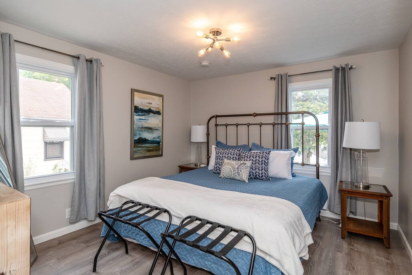 2 habitaciones, escritorio y tabla de planchar con plancha 