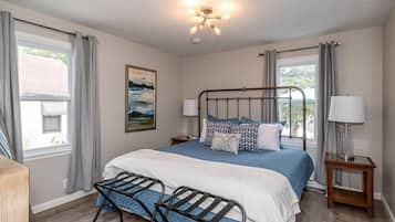 2 habitaciones, escritorio y tabla de planchar con plancha