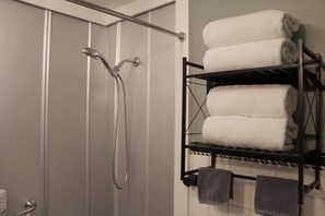 SĂšche-cheveux, serviettes fournies, savon, papier toilette