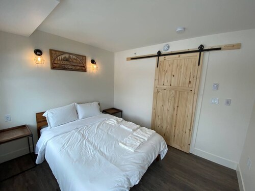 Lovely 1 Bedroom Condo With Free Parking And Balcony